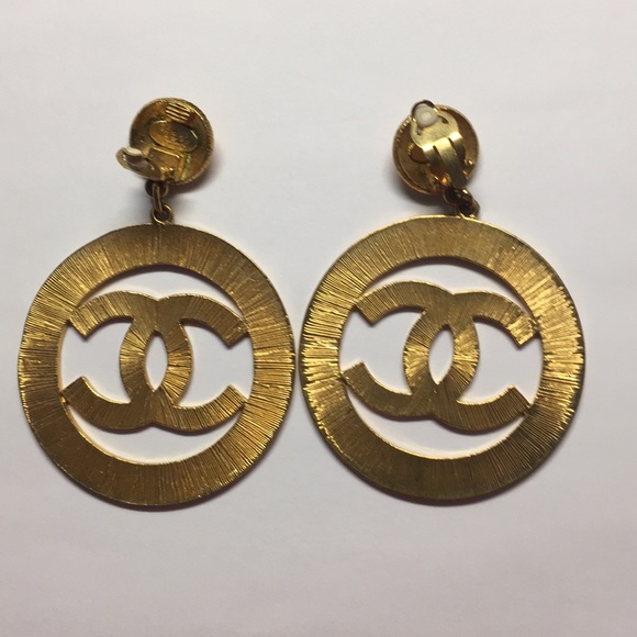 Unbelievable rare vintage Chanel oversized earring - Picture 7 of 8